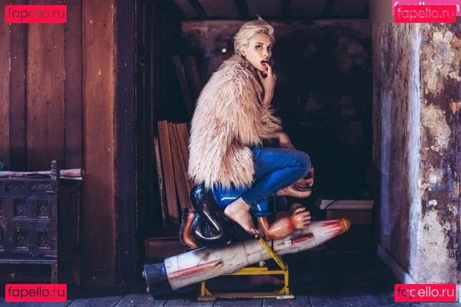 Wallis Day Onlyfans Photo Gallery 