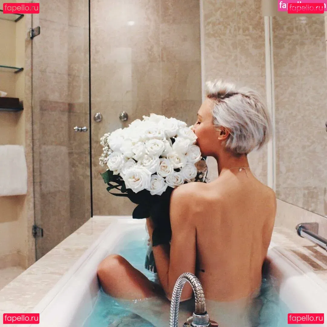 Wallis Day Onlyfans Photo Gallery 