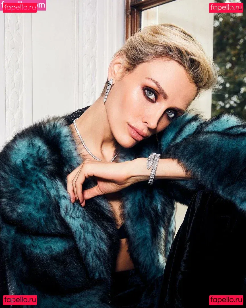 Wallis Day Onlyfans Photo Gallery 