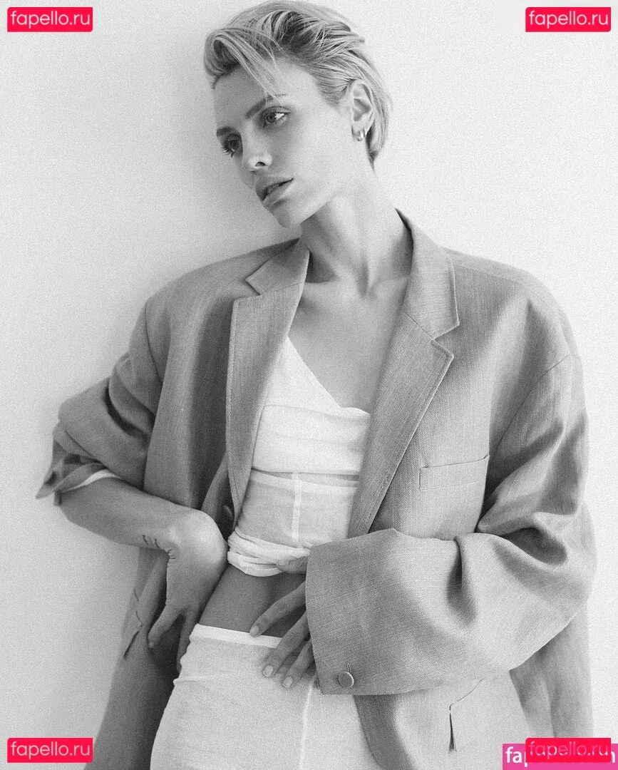 Wallis Day Onlyfans Photo Gallery 