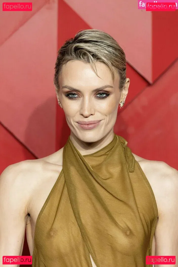 Wallis Day Onlyfans Photo Gallery 