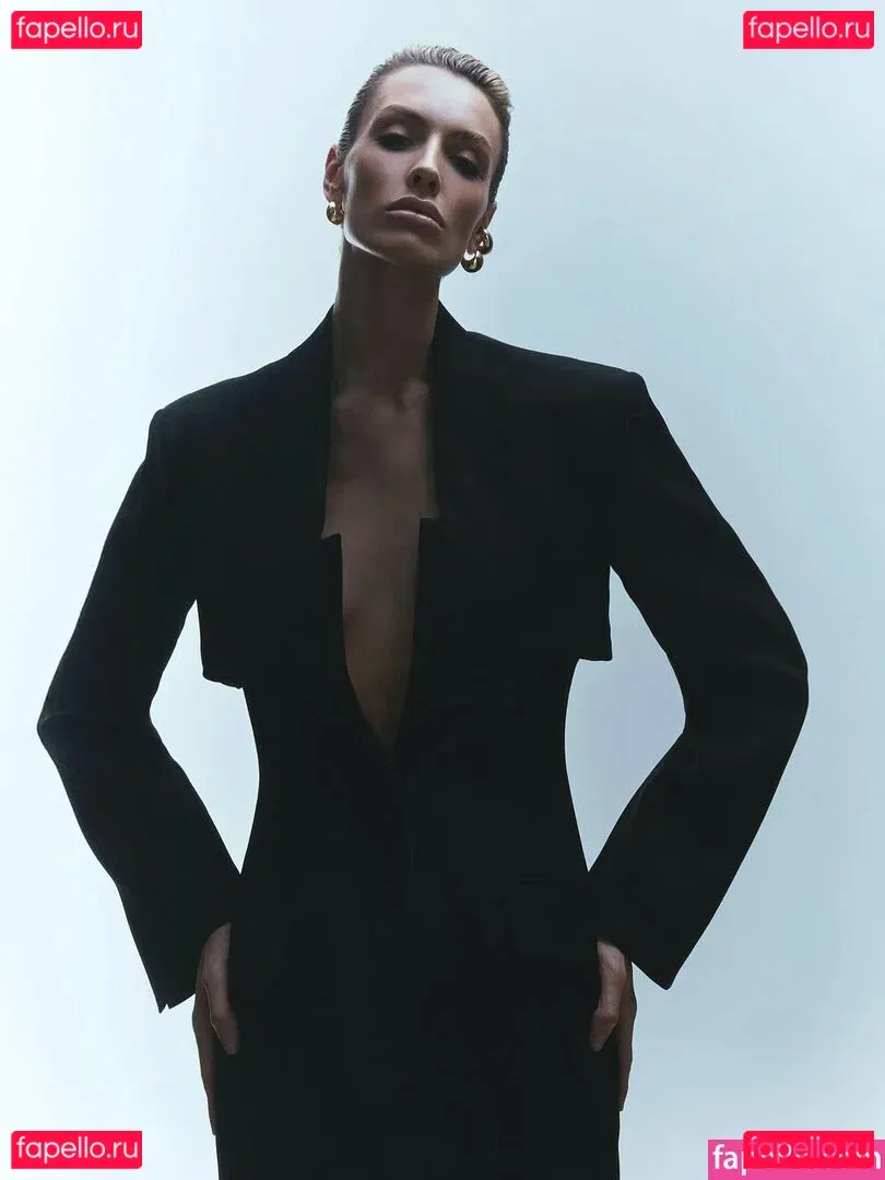 Wallis Day Onlyfans Photo Gallery 