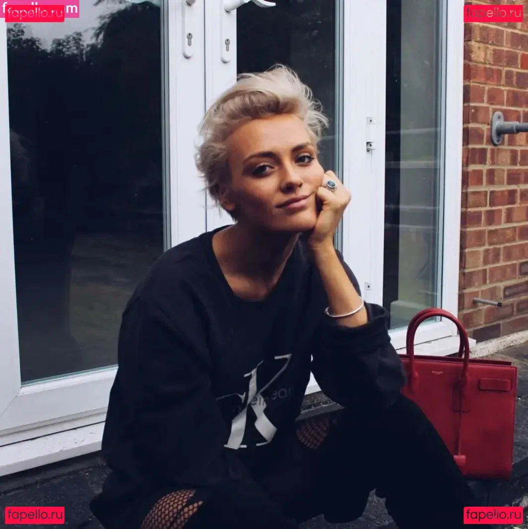 Wallis Day Onlyfans Photo Gallery 