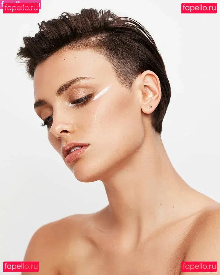 Wallis Day Onlyfans Photo Gallery 