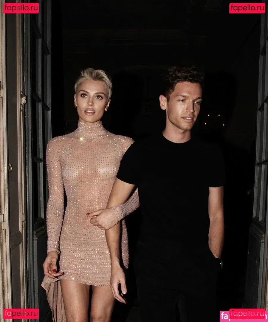 Wallis Day Onlyfans Photo Gallery 