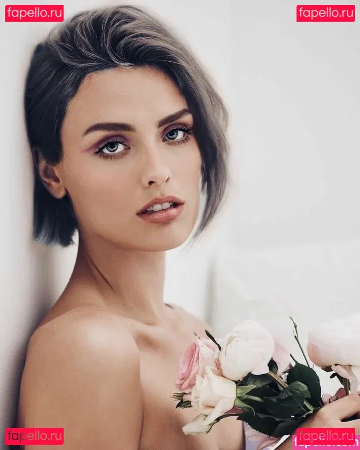 Wallis Day Onlyfans Photo Gallery 