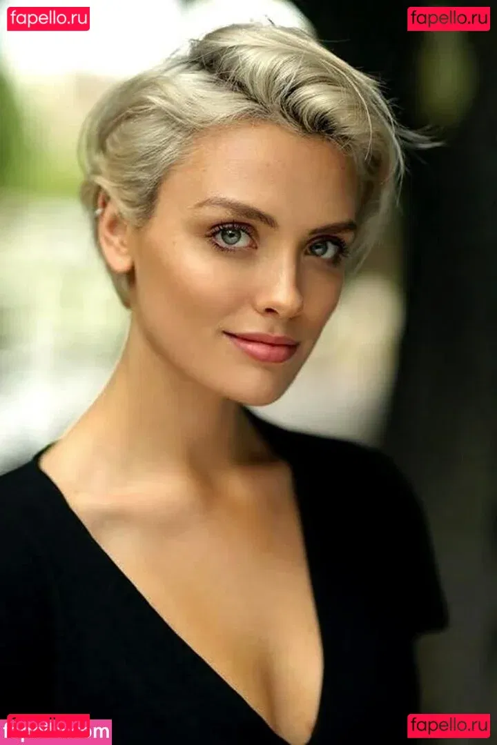 Wallis Day Onlyfans Photo Gallery 