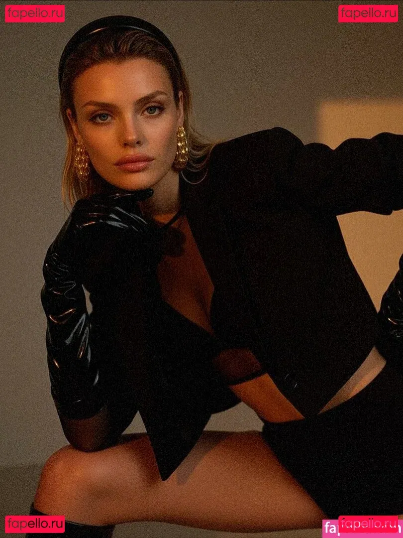 Wallis Day Onlyfans Photo Gallery 