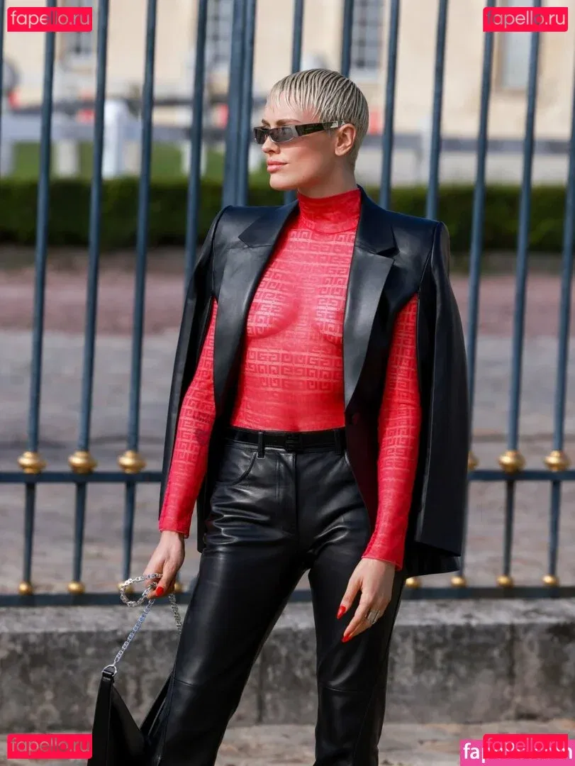 Wallis Day Onlyfans Photo Gallery 