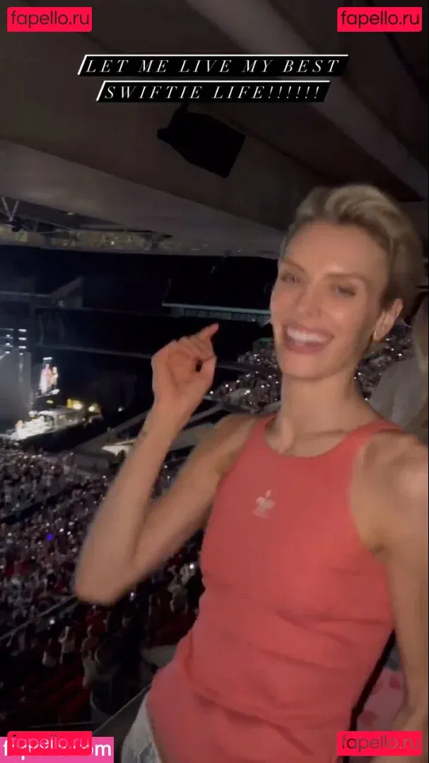 Wallis Day Onlyfans Photo Gallery 