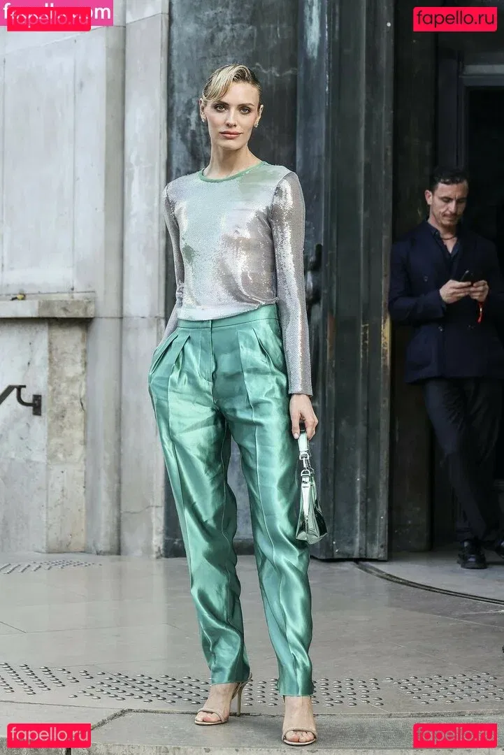 Wallis Day Onlyfans Photo Gallery 