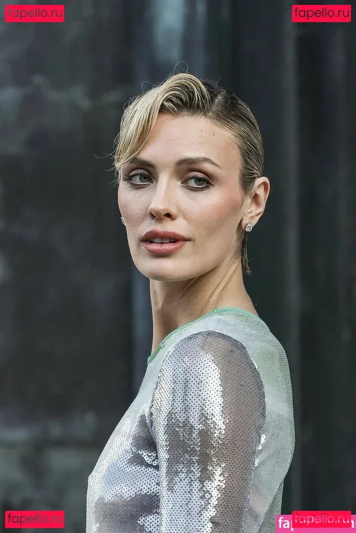 Wallis Day Onlyfans Photo Gallery 