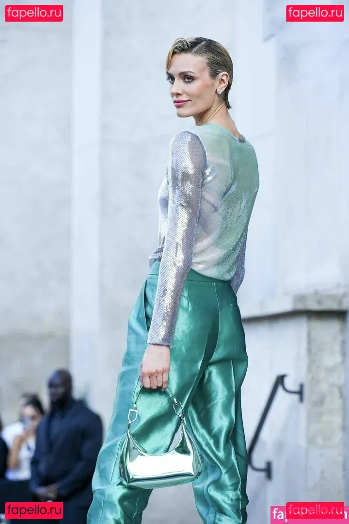 Wallis Day Onlyfans Photo Gallery 