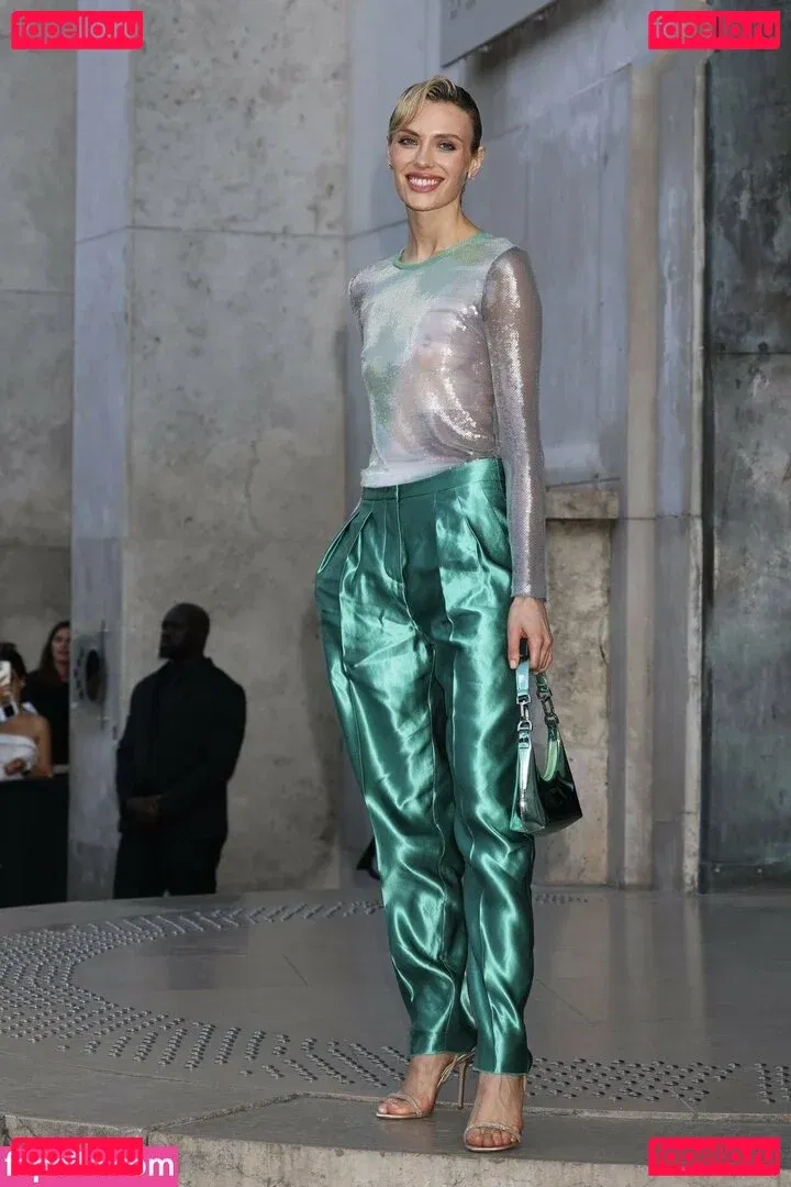 Wallis Day Onlyfans Photo Gallery 