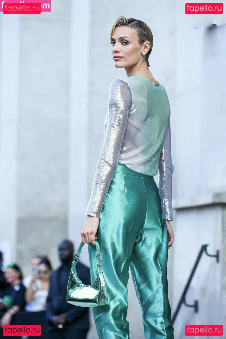 Wallis Day Onlyfans Photo Gallery 