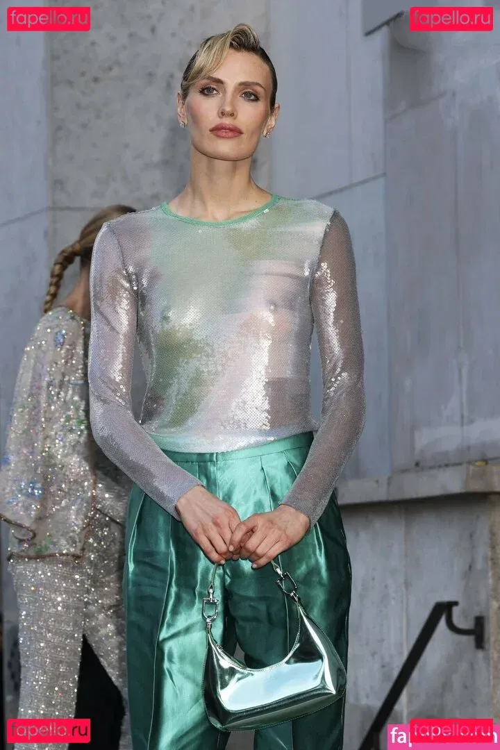 Wallis Day Onlyfans Photo Gallery 