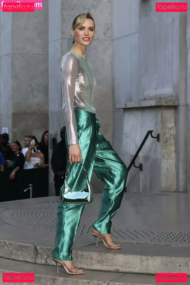 Wallis Day Onlyfans Photo Gallery 