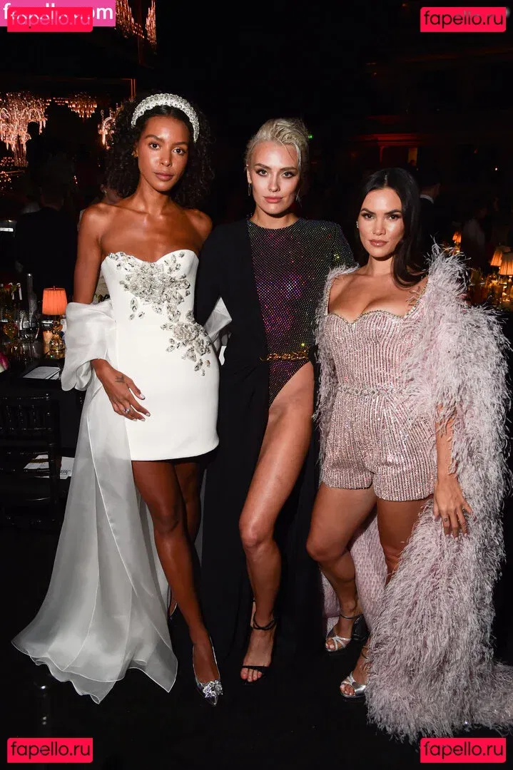 Wallis Day Onlyfans Photo Gallery 