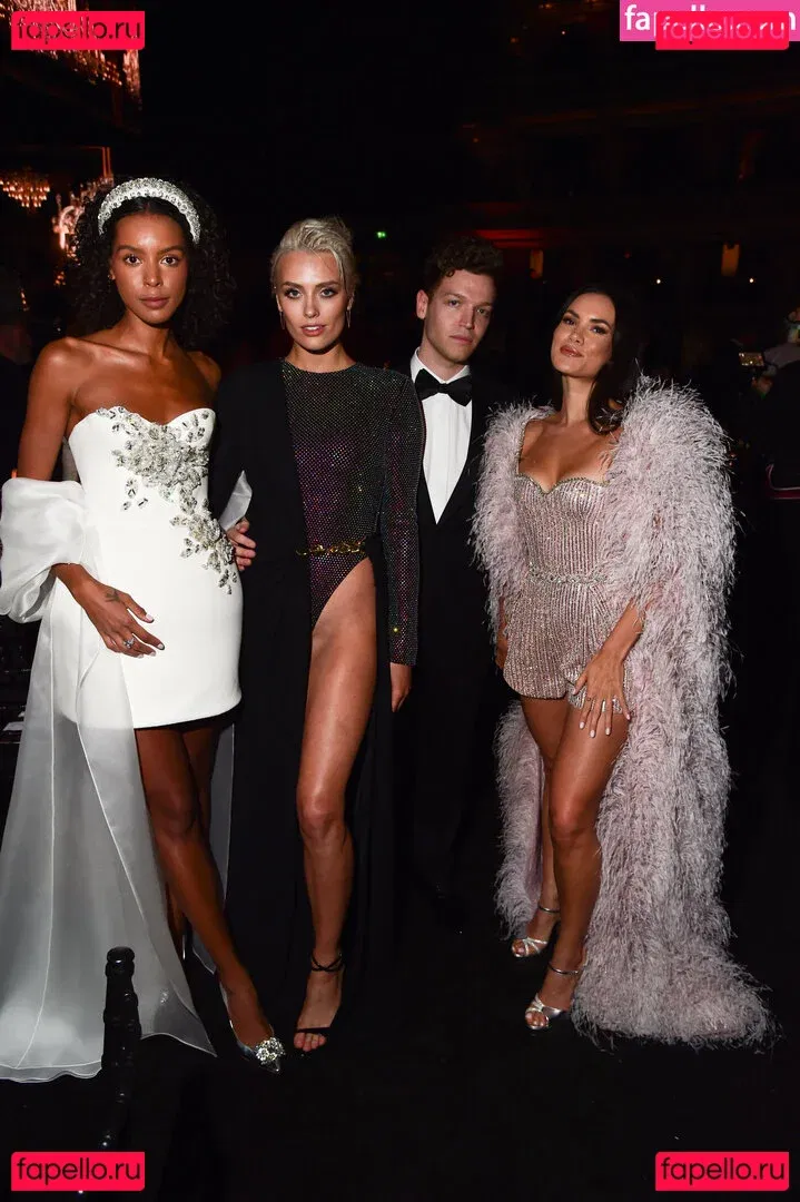 Wallis Day Onlyfans Photo Gallery 