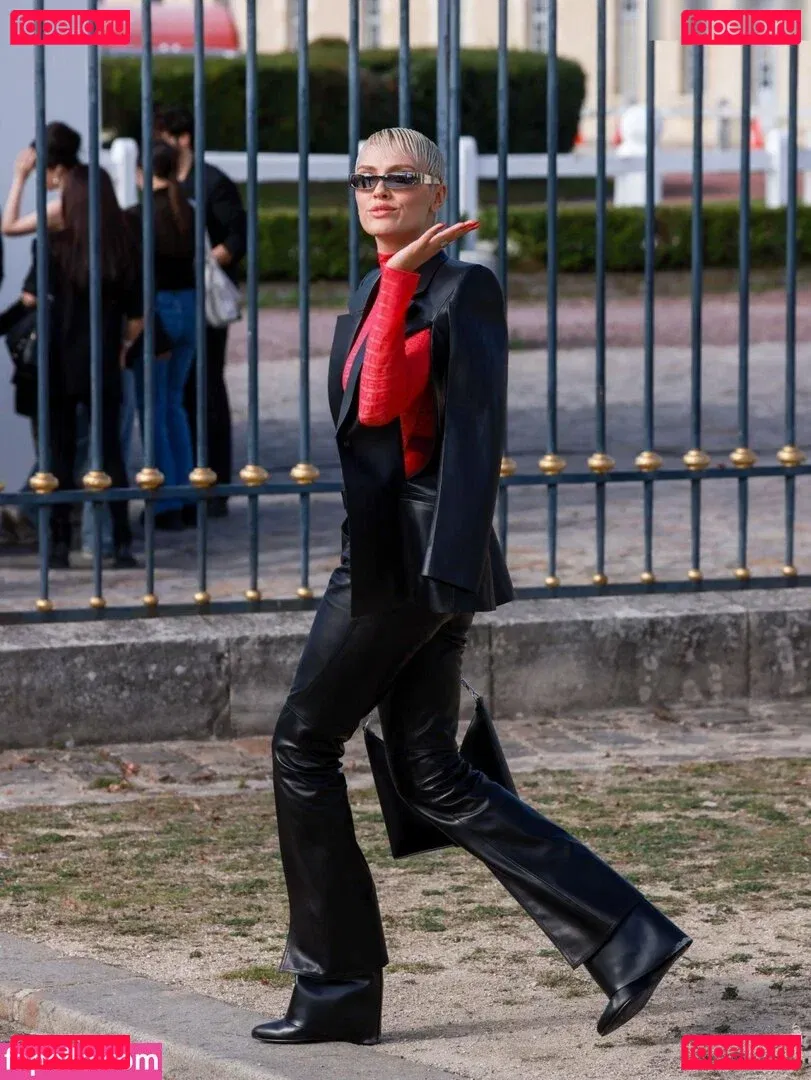 Wallis Day Onlyfans Photo Gallery 