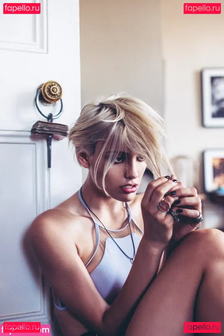 Wallis Day Onlyfans Photo Gallery 