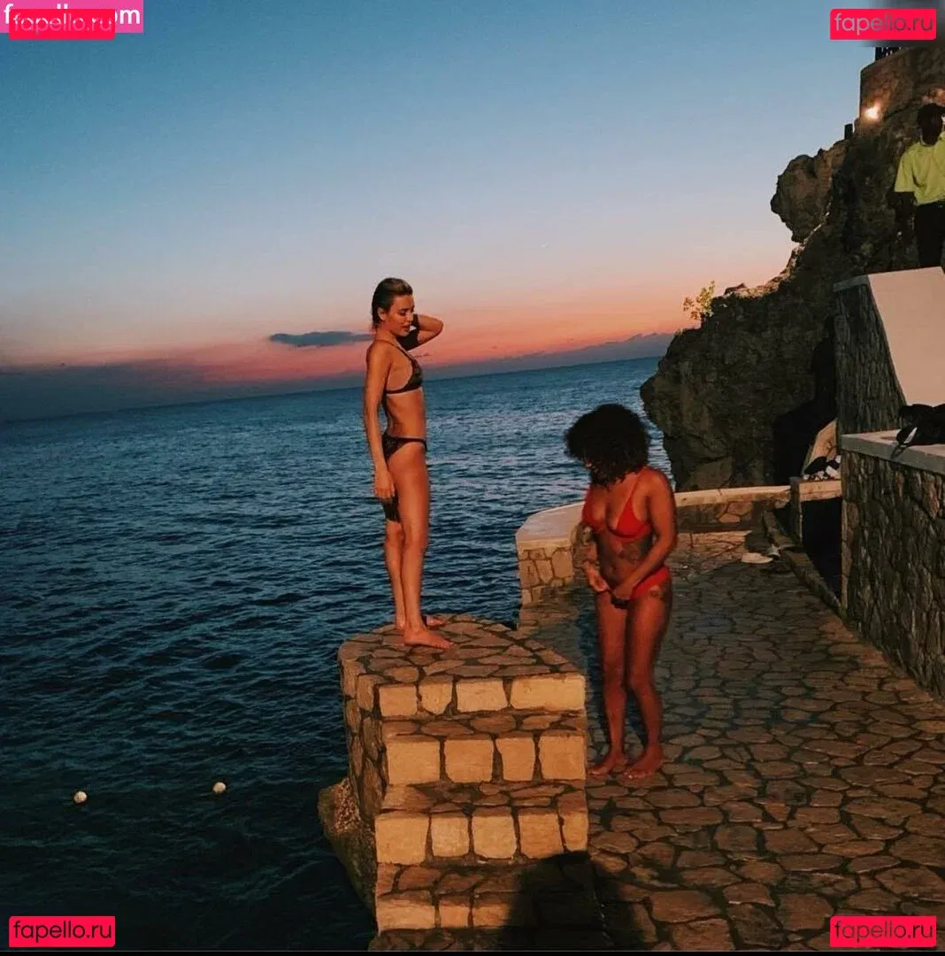 Wallis Day Onlyfans Photo Gallery 