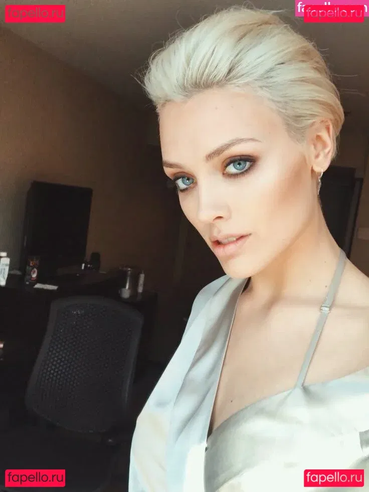 Wallis Day Onlyfans Photo Gallery 