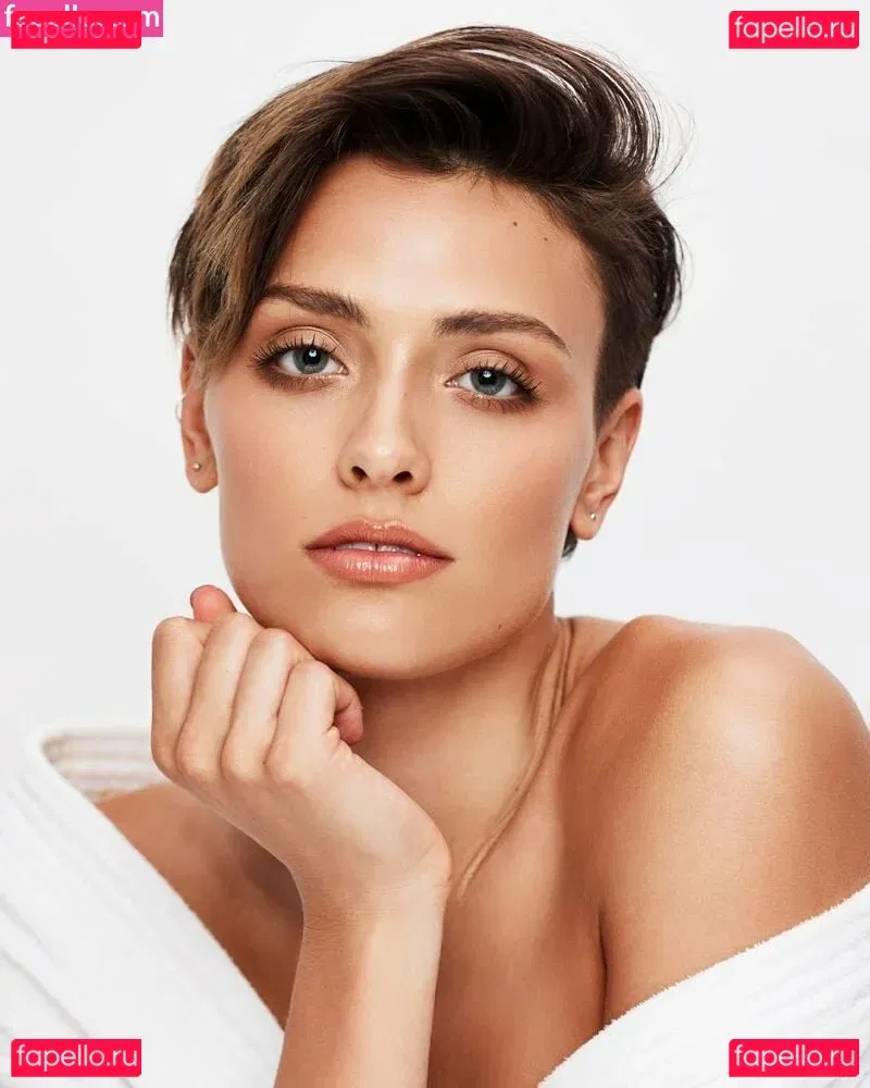 Wallis Day Onlyfans Photo Gallery 