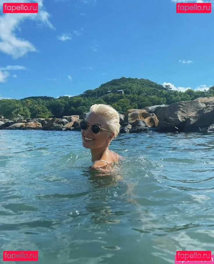 Wallis Day Onlyfans Photo Gallery 