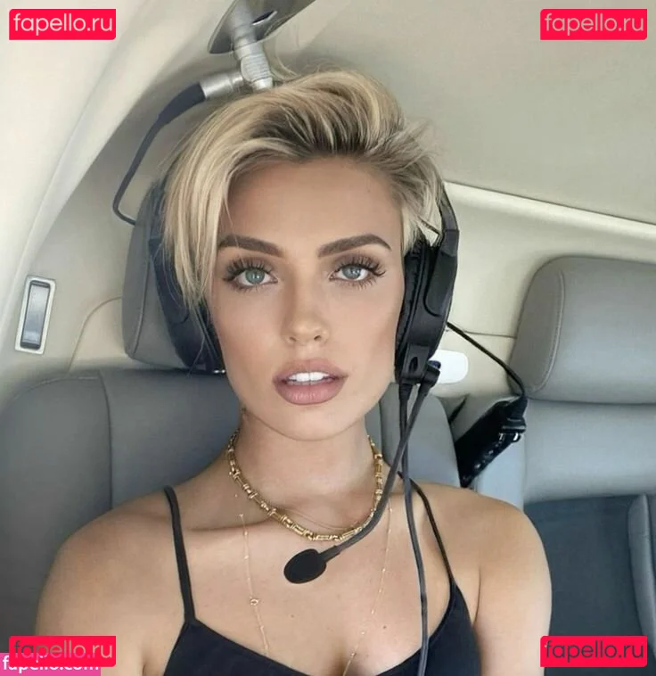Wallis Day Onlyfans Photo Gallery 