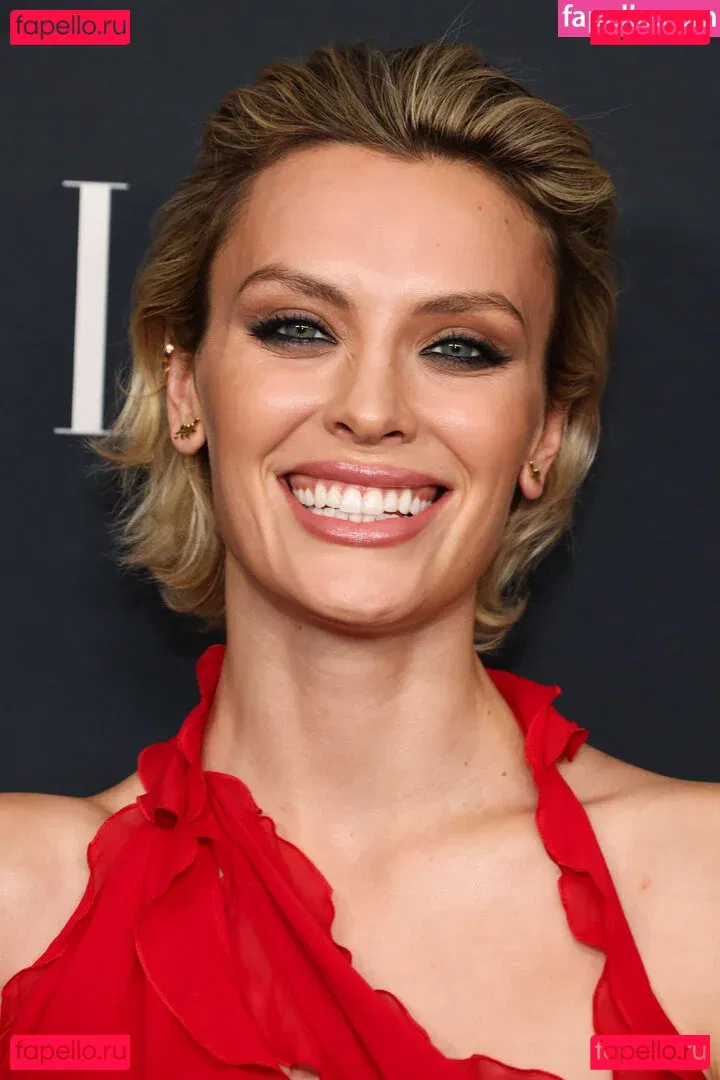 Wallis Day Onlyfans Photo Gallery 