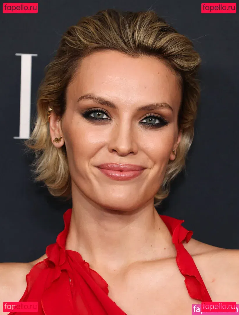 Wallis Day Onlyfans Photo Gallery 