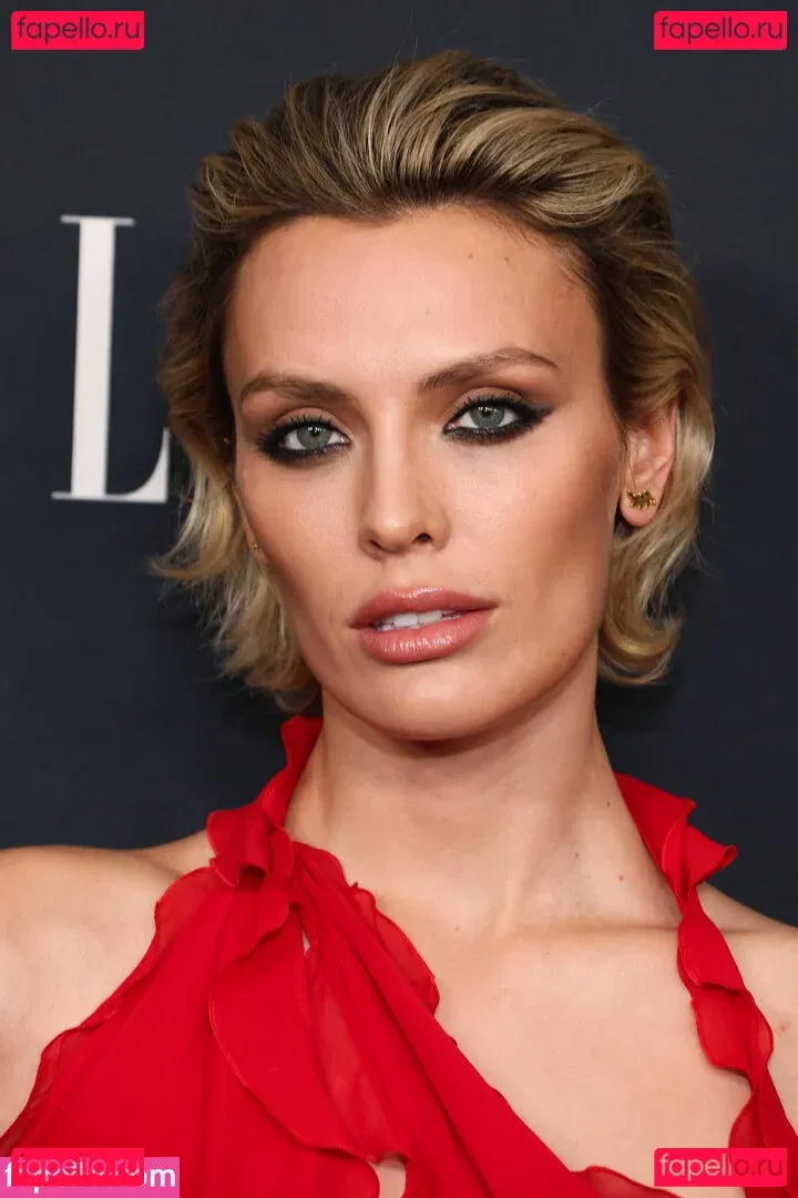 Wallis Day Onlyfans Photo Gallery 