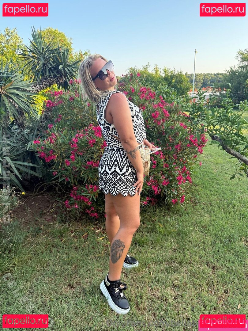 bellablondofficial / blondbellaofficial Onlyfans Photo Gallery 