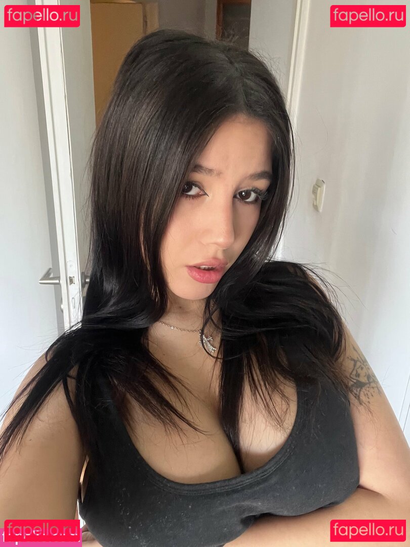 mikuserafini Onlyfans Photo Gallery 