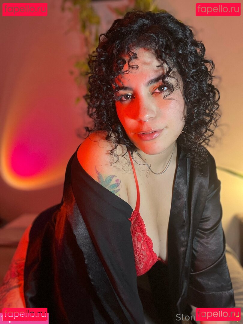 lunaisstoned / stonedluna Onlyfans Photo Gallery 