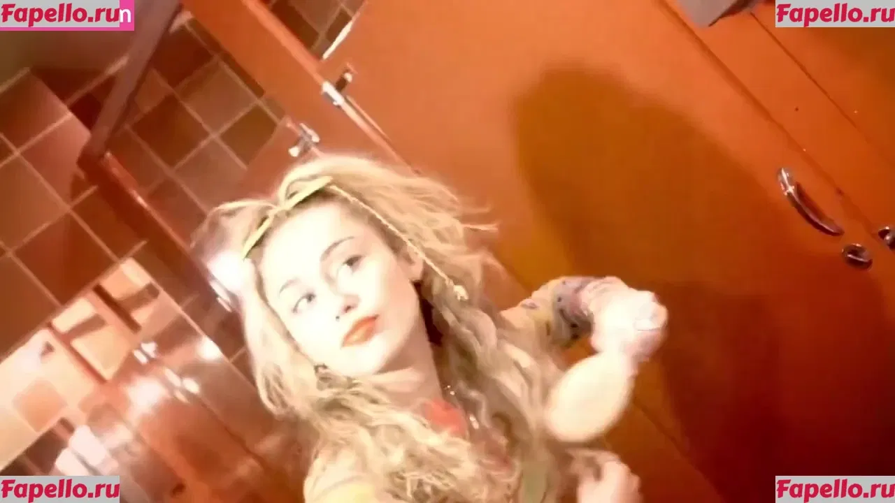 Miley Cyrus Onlyfans Photo Gallery 