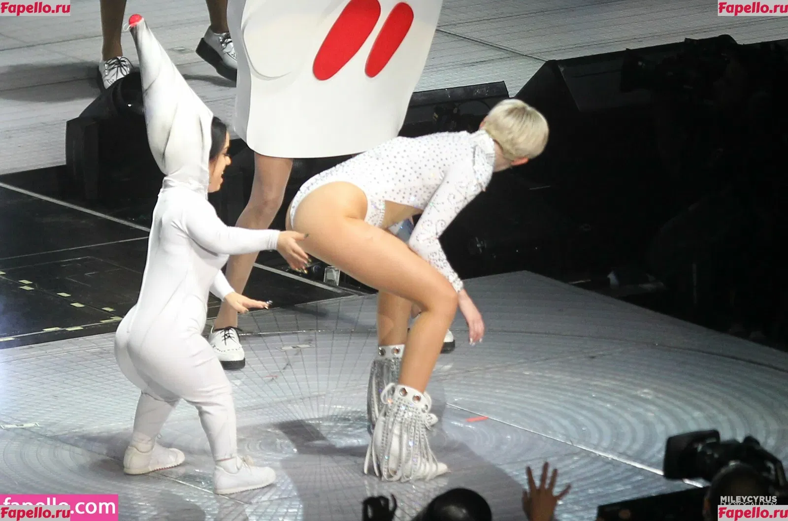 Miley Cyrus Onlyfans Photo Gallery 