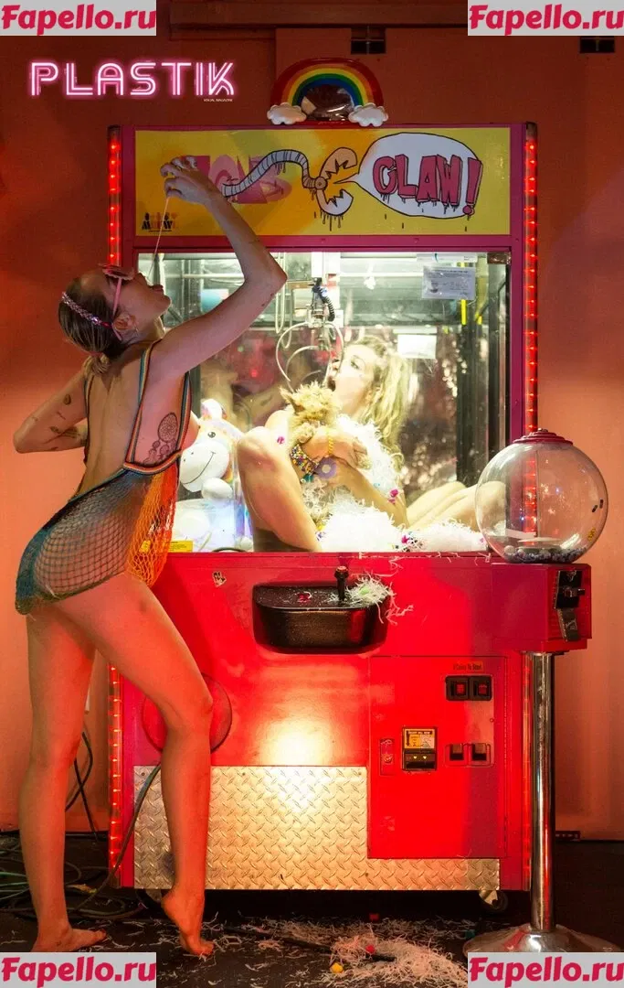 Miley Cyrus Onlyfans Photo Gallery 