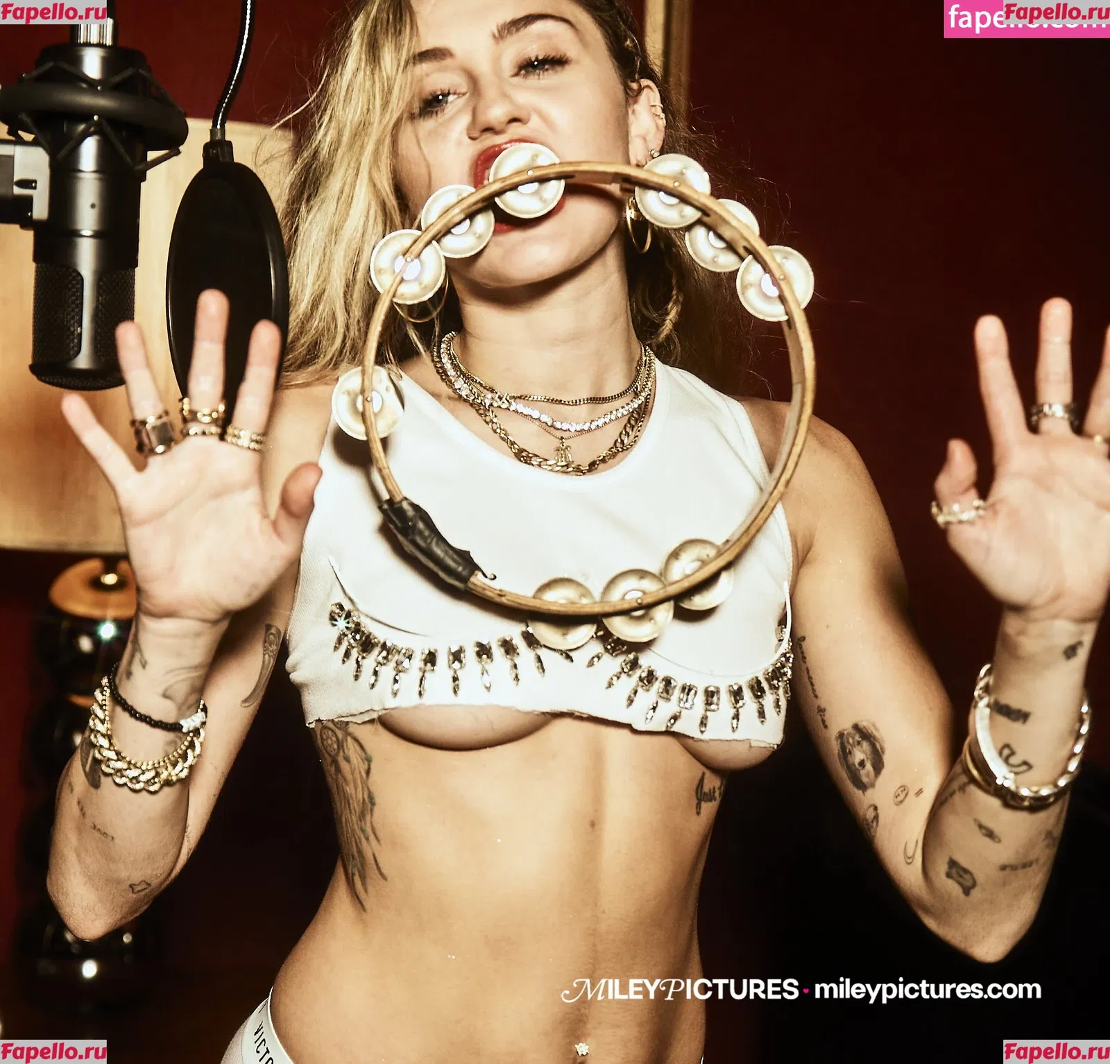 Miley Cyrus Onlyfans Photo Gallery 