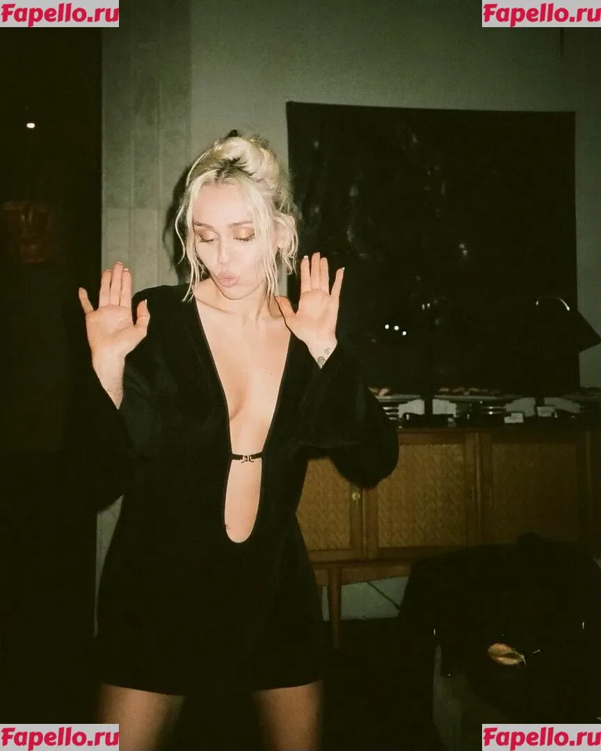 Miley Cyrus Onlyfans Photo Gallery 