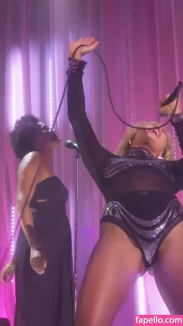 Miley Cyrus Onlyfans Photo Gallery 