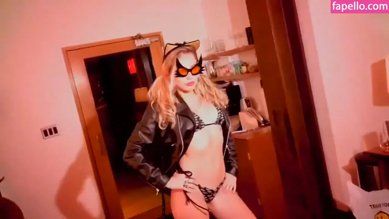 Miley Cyrus Onlyfans Photo Gallery 