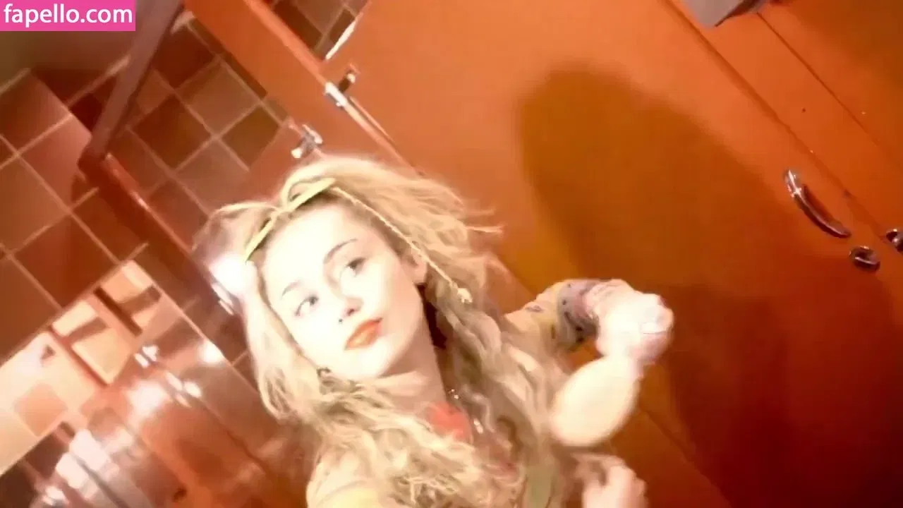 Miley Cyrus Onlyfans Photo Gallery 