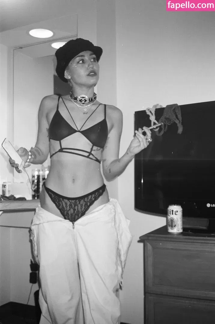 Miley Cyrus Onlyfans Photo Gallery 