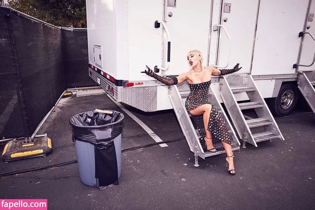 Miley Cyrus Onlyfans Photo Gallery 