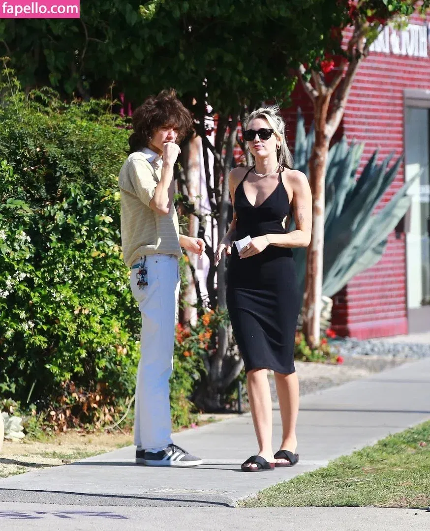 Miley Cyrus Onlyfans Photo Gallery 