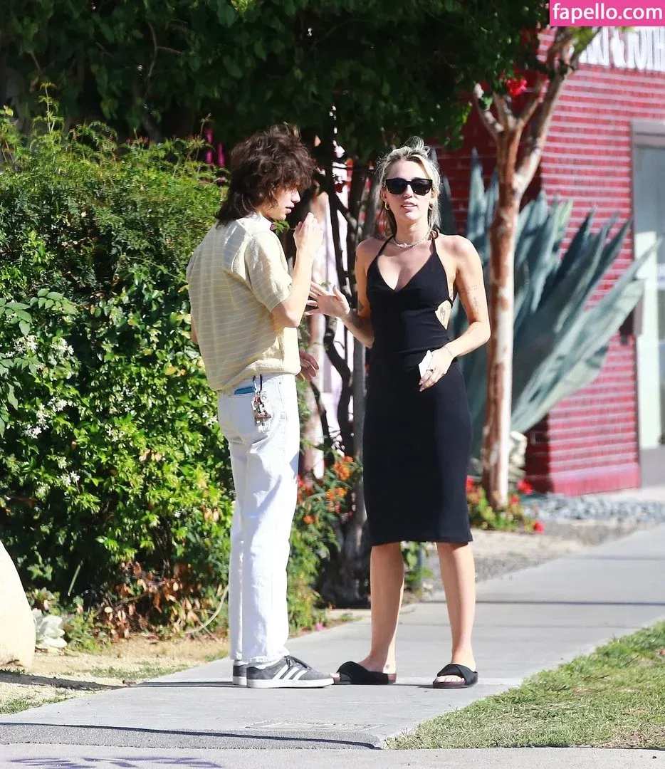 Miley Cyrus Onlyfans Photo Gallery 