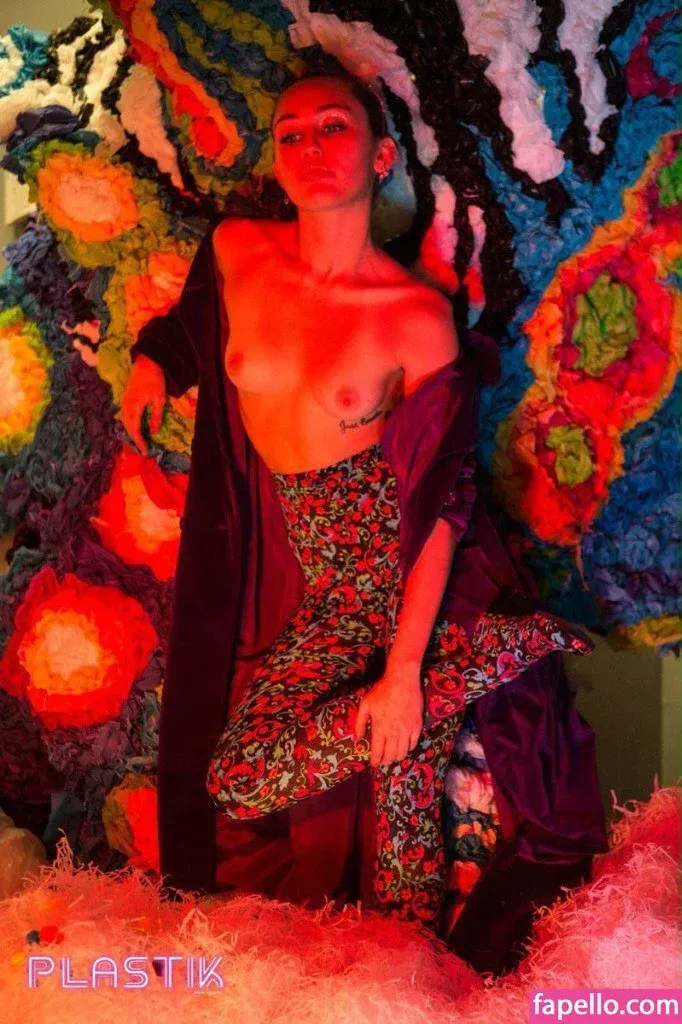 Miley Cyrus Onlyfans Photo Gallery 