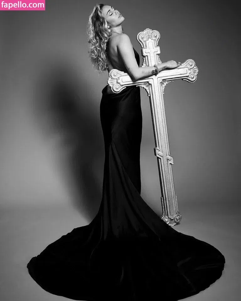 Miley Cyrus Onlyfans Photo Gallery 